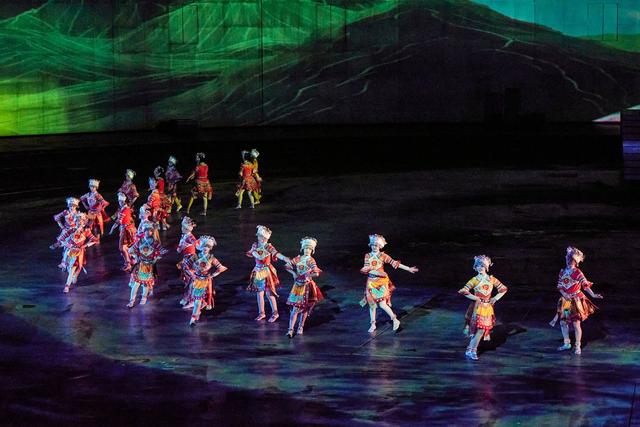 贵州雷山看一场歌舞，在《仰欧桑》中品味文化美学，遇见最美苗族