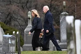 81岁拜登到墓地悼亡妻，第一夫人拎棉鞋陪伴；支持率已低于哈里斯图片