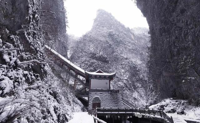 雪漫金丝峡，冰绘水墨画