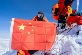 珠峰之顶丨地大00后毕业生周千龙： 我带着五星红旗登上地球之巅图片