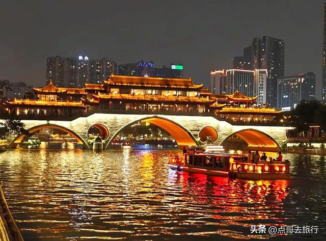 成都还开通这样的地铁线，真佩服！难怪旅游的人都往这里跑！