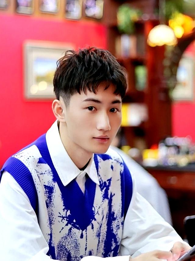 男生“两边剃短，中间不动”的发型，就剪这3款，真的太帅了！