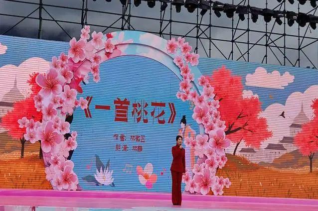 退役女兵林芝徒步，重温第二故乡情。藏汉同台演出，温情脉脉…