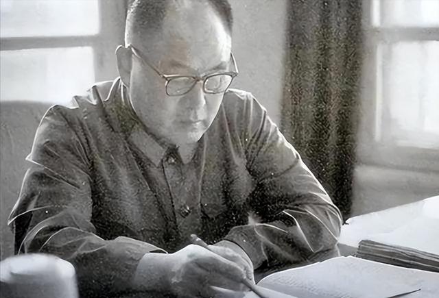 李德生刚上任北京军区司令，就对秘书说：我先到副司令员那报个到