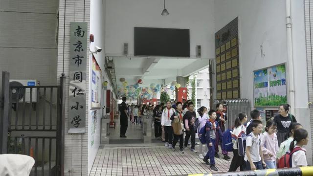 与机器狗互动、操控无人机，南京市同仁小学科创研学太酷了！