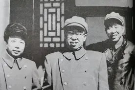 建国后，空军司令员是刘亚楼，协助他的政委和四位副司令员是谁？图片