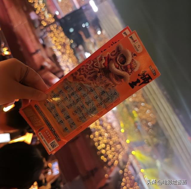 毛不易演唱会“撒纸币”引争议，网友：可以接地气，但不能接地府