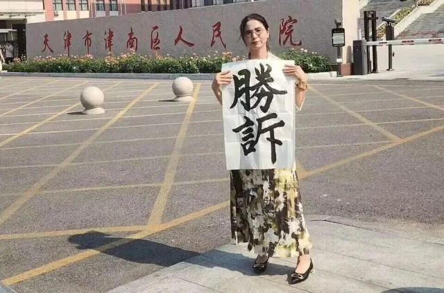 全国首例“性侵认定工伤”另案开庭！崔丽丽穿被性侵时鞋衣走向法庭：它已变成我的战袍，见证我捍卫尊严