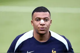 姆巴佩鼻子贴绷带参加法国队训练，推迟手术或引皇马不满图片