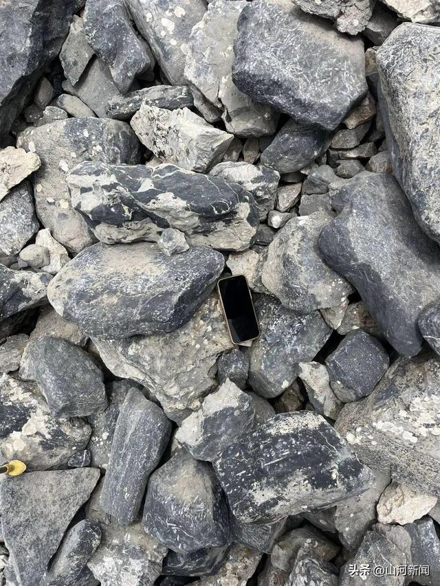 广东一女子手机落在新疆乱石堆，3年后竟被人跨越5000公里送还，双方当事人约了饭后成了朋友