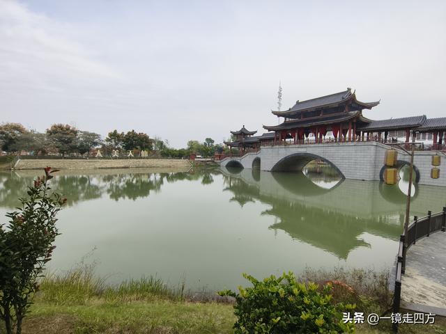 在“天仙配”传说的故事发生地孝感，建有一座“凤凰天仙城”