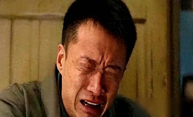 邻居7年每天往我院子扔垃圾、我没吵，搬家时他拦住我：有话要说