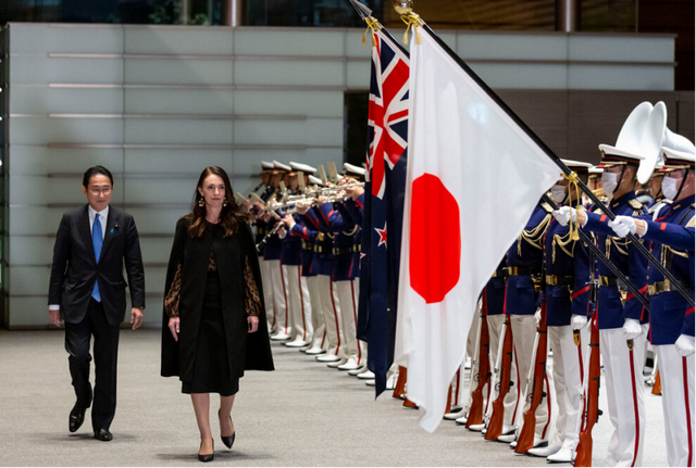 日本签字了，高市对华开“第二枪”	，新西兰也凑热闹，解放军上场