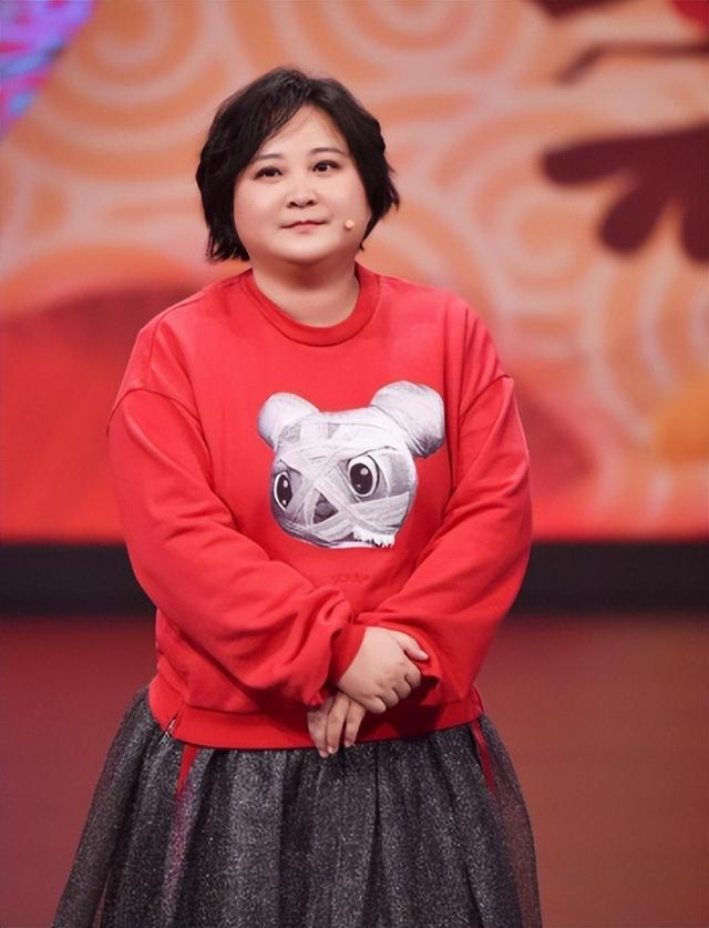 退出春晚解散公司，被“综艺	”开除，44岁贾玲近况曝光	，面相变了