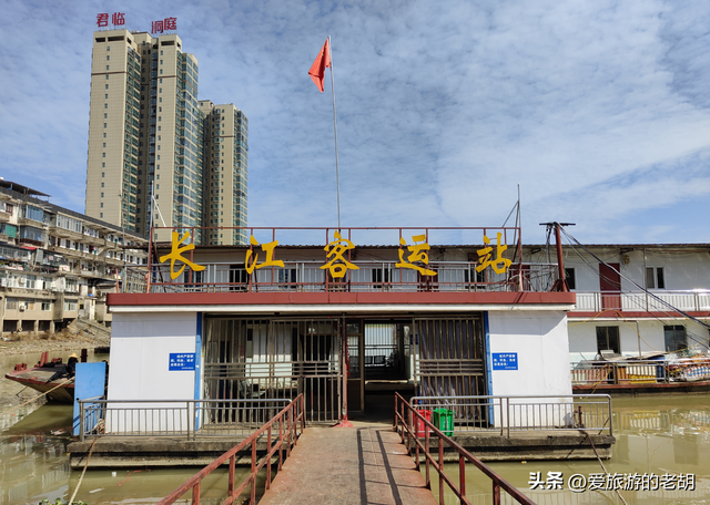 湖南这个城市毗邻长沙，没有高铁和火车，仅有一条高速公路过境