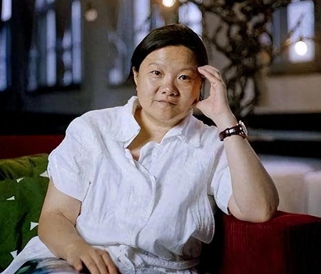 陈凯歌前妻洪晃京郊院子曝光，百平空地长草，网友：哪像名门小院