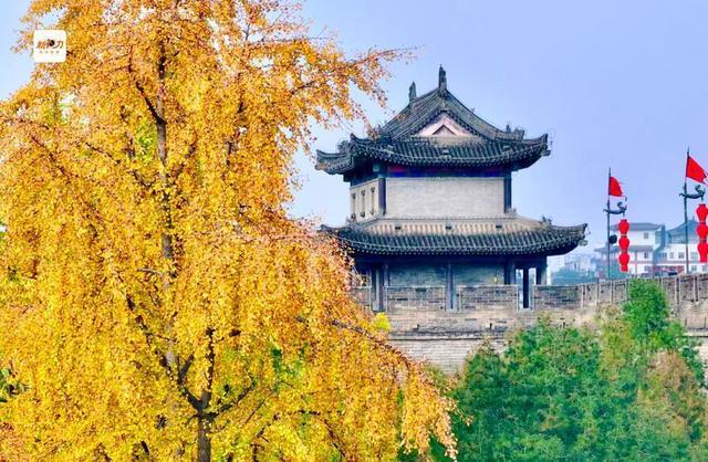 古城与秋叶的交响