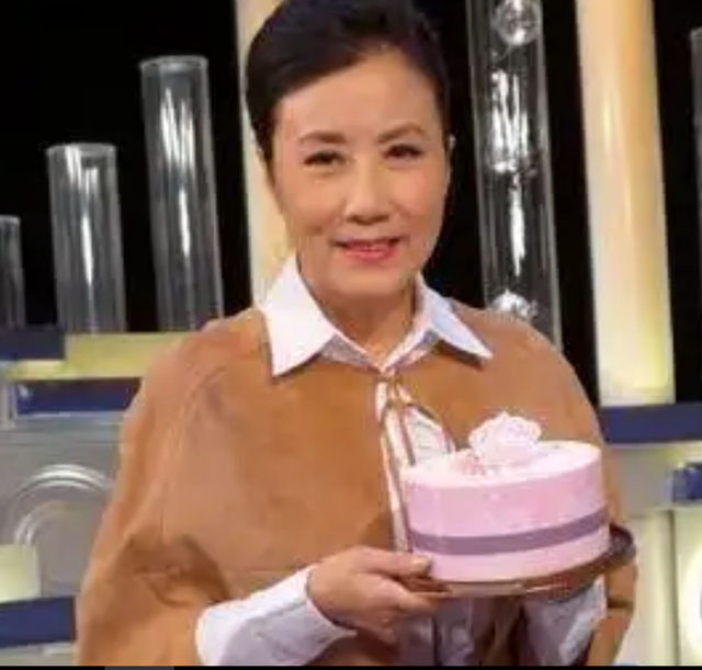 78岁连路都走不稳还开演唱会，全网骂声一片	，她却扬言回馈粉丝