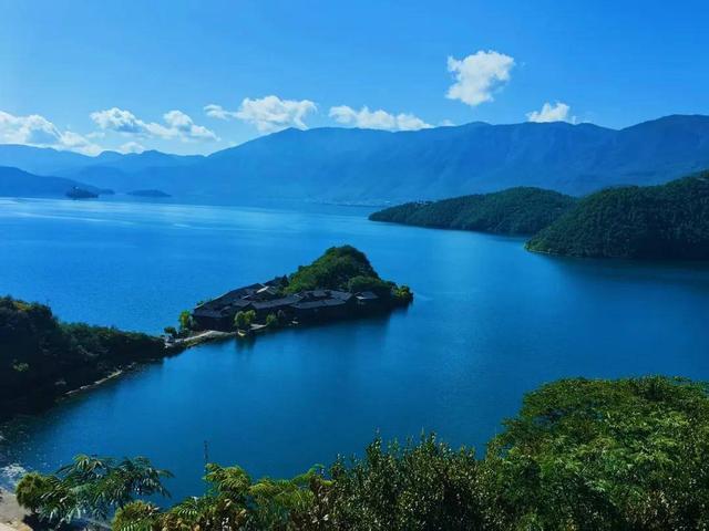 一念湖水，一念人间！在泸沽湖的湖光山色里，寻一场摩梭风情梦