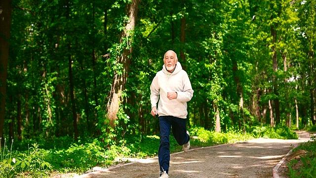 52岁男子猝死，生前每天雷打不动跑5公里，检查后：犯了4个错误