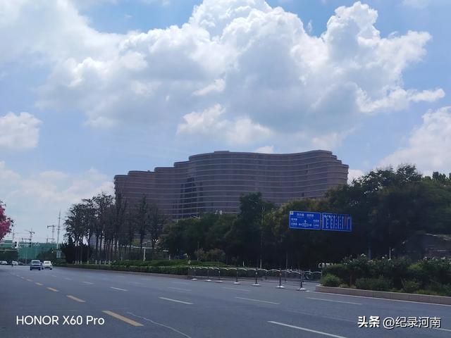 信华建国酒店和新城吾悦广场，如同商丘市中心城区的两颗璀璨明星
