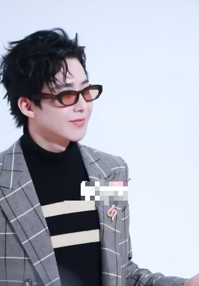 海南红毯好俗，毛晓彤挤出副乳，张萌深V不怕走光，宋茜胸骨凸出