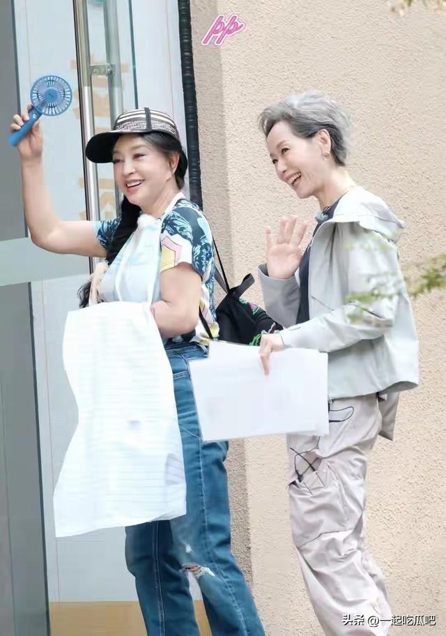 74岁刘晓庆与62岁叶童同框，被两人真实样子吓到，你不惊讶算我输