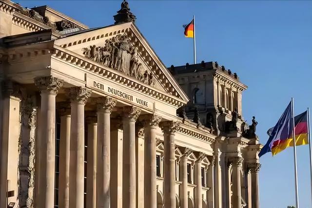 特朗普收下这份"黄金大礼"后：瑞士关税一夜降24%，背后真相惊人