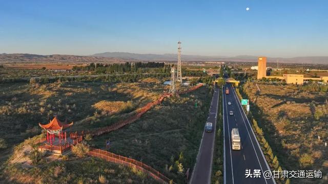 祁连雪映丹霞色 一路风光入画来