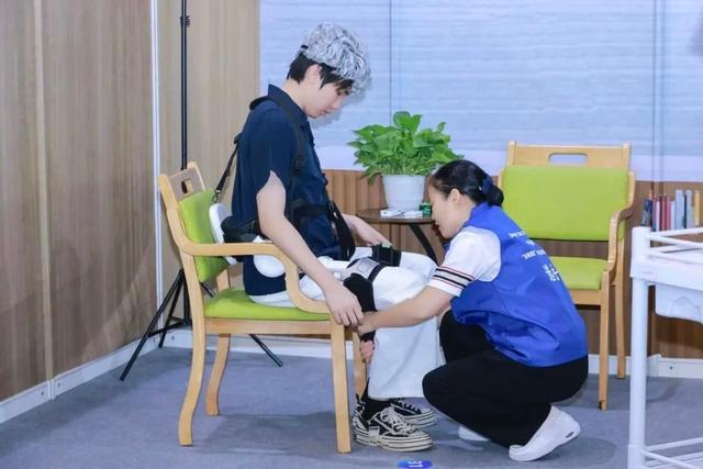 作为科技智能助行机器人在深圳养老护理员职业技能竞赛中使用