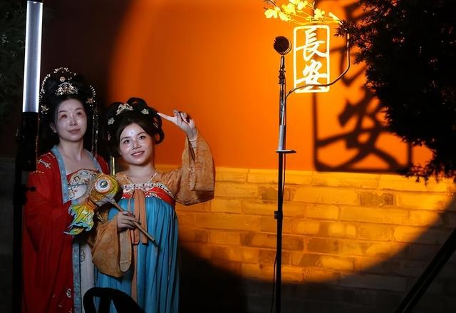 西安大雁塔:光影交织成画 游客争相打卡