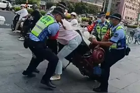 大反转！女子被交警拽下电动车后续：官方回复原因，评论区吵翻天图片