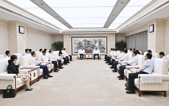 张国华与厦门航空有限公司党委书记、董事长赵东一行举行工作座谈