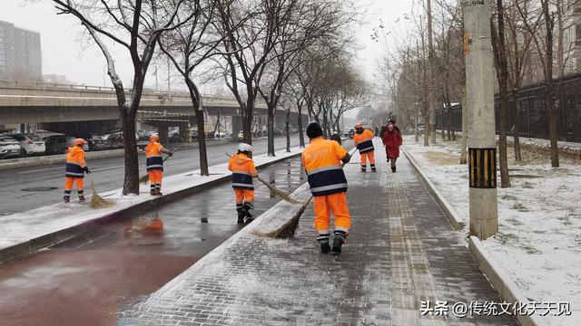 2025年北京冬天第一场雪后随手拍的小情小景，打动您了吗