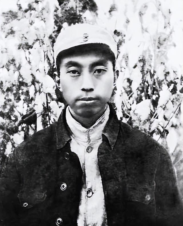 1949年，华国锋和妻子韩芝俊的合影	，她18岁，端庄贤惠，气质不凡