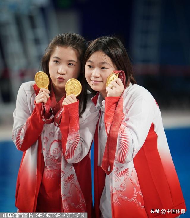 十五运会花絮| 跳水女子项目结束！全红婵在跳水馆与队友拍照留念