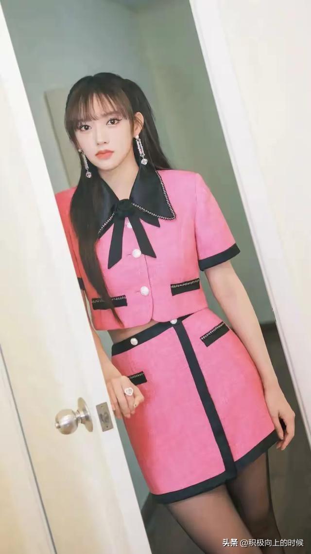 黑丝粉红女郎｜程潇