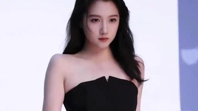 与鹿晗分手传闻七个月后，关晓彤成功破局，高调官宣喜讯全网恭喜