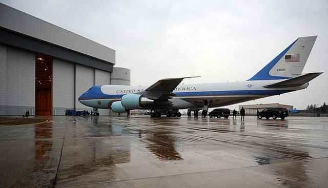 美国“空军一号”基地现可疑包裹，多人因含“白色粉末”包裹住院