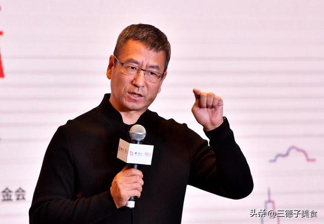 从"央视一哥"到跌落神坛	，57岁白岩松的评论，再遭官媒和网友批评