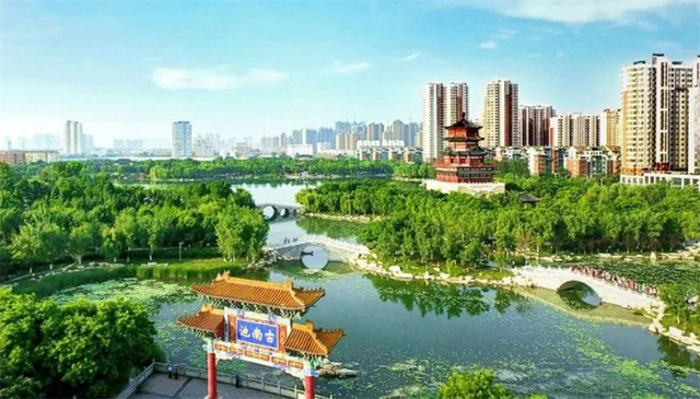 各位旅客，前方到站，济宁站！