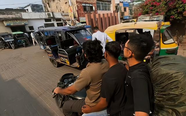 东北小伙闯印度，窜稀5天，参观火葬场发现骨灰撒恒河，恶心坏了