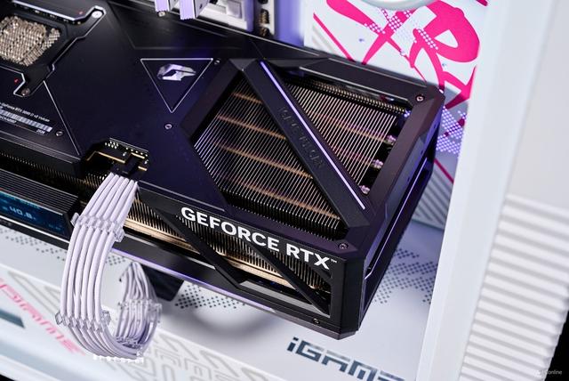 iGame RTX 5090 D v2火神显卡评测：凌厉方正硬汉！性能依旧能打！