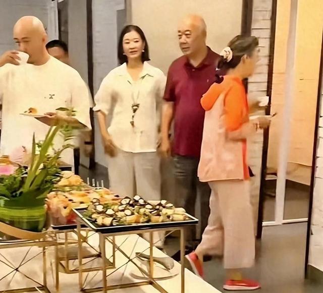 宋祖英私下聚会画面曝光，穿棉麻衣留短发亮相，完全颠覆你的印象