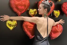 李小萌豪宅庆38岁生日，穿露背裙戴皇冠似公主，王雷送花一脸深情图片