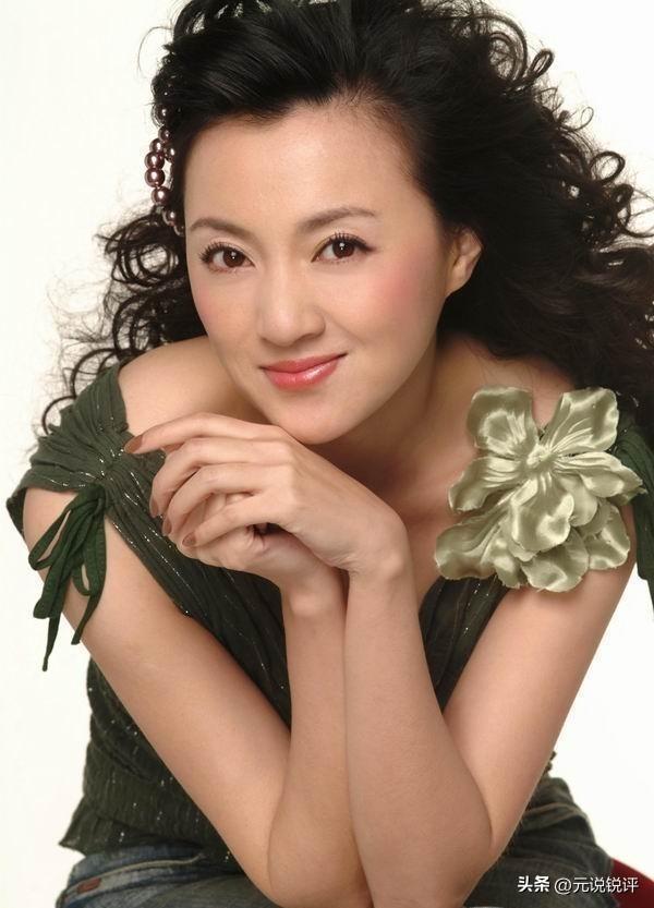 她是冯巩御用老婆，连登5年春晚后精神失常，现在51岁咋样了？