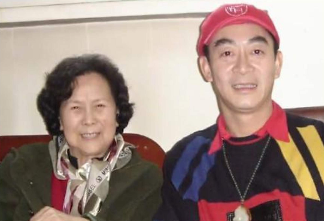 六小龄童金屋藏娇37年的妻子，原来是我们熟悉的她，难怪藏着掖着