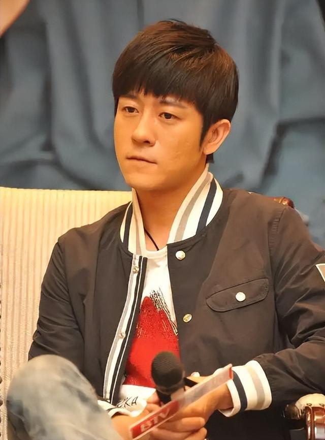 亲妈是导演，干妈是导演，20年都捧不红他，却在娶妻改名后火了