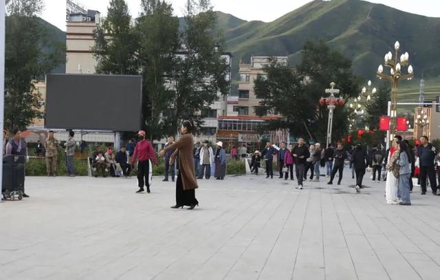 碌曲：旅游热度持续攀升，街头巷尾尽显热闹景象
