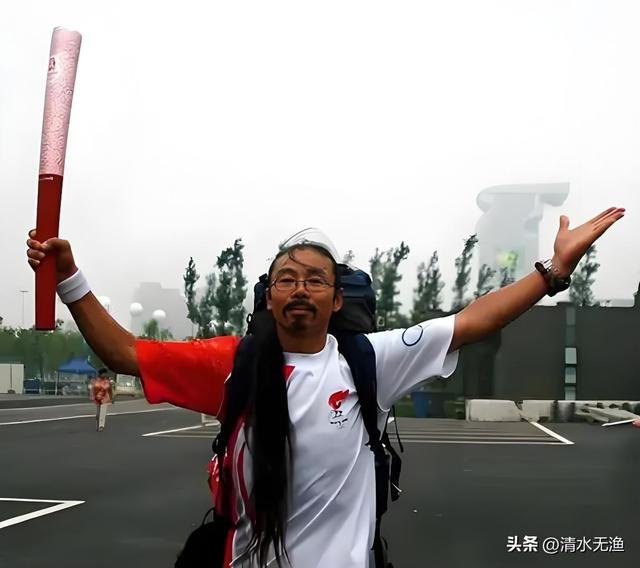 他徒步成功穿越罗泊布，活着的传奇人物，余纯顺曾是他的偶像